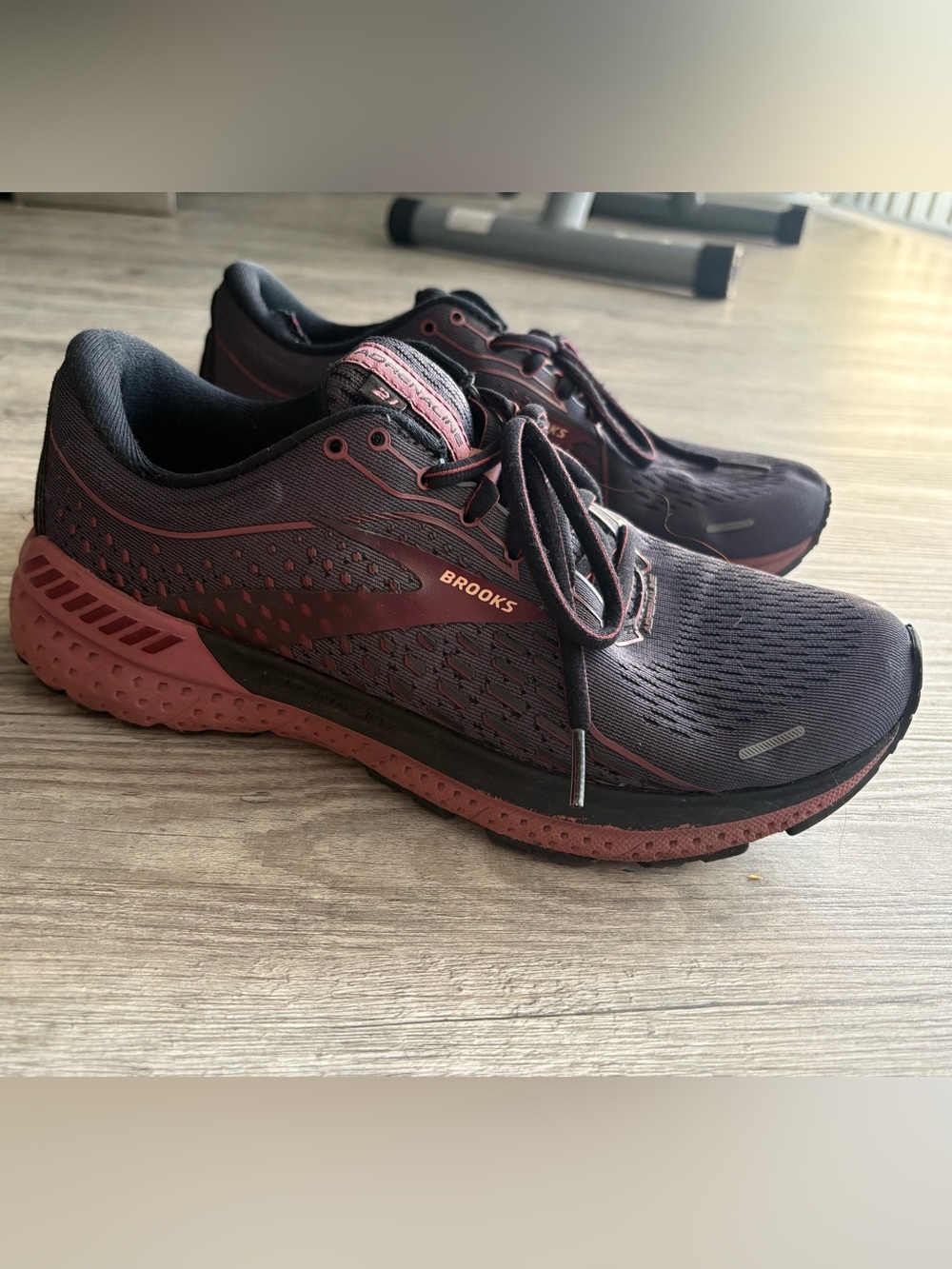 Brooks Adrenaline GTS 21 - Women’s Running Sneakers size 8.5W - Dark Grey/Pink